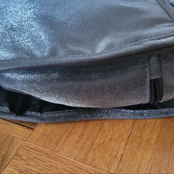 Shiseido Limited Edition Tri-fold Traveler (Bag only) - Picture 3 of 14